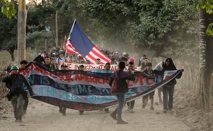 Cientos de migrantes centroamericanos ingresan a México desde Guatemala
