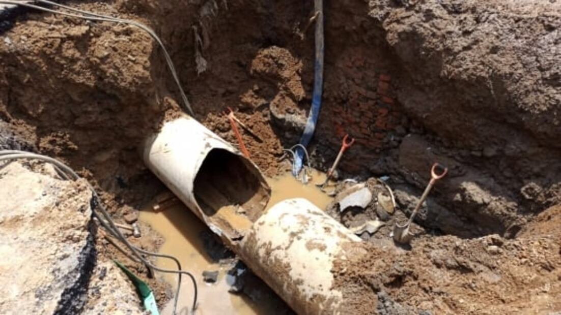 Fuga de agua provoca socavón en Iztapalapa; personal del Sacmex reparan tubería afectada