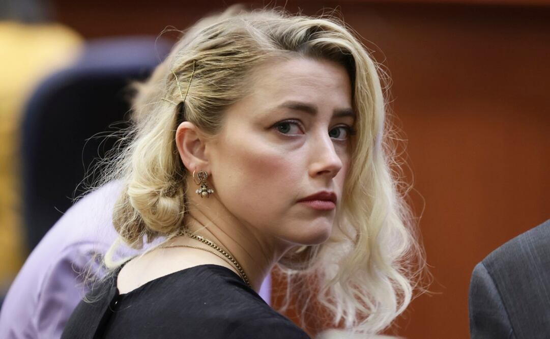 La actriz Amber Heard espera antes de que se lea el veredicto en el juzgado de circuito del condado de Fairfax en Fairfax, Virginia. Foto: AP