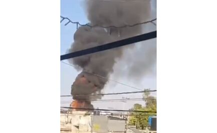Reportan incendio y explosiones en bodega de pintura en Tultitlán