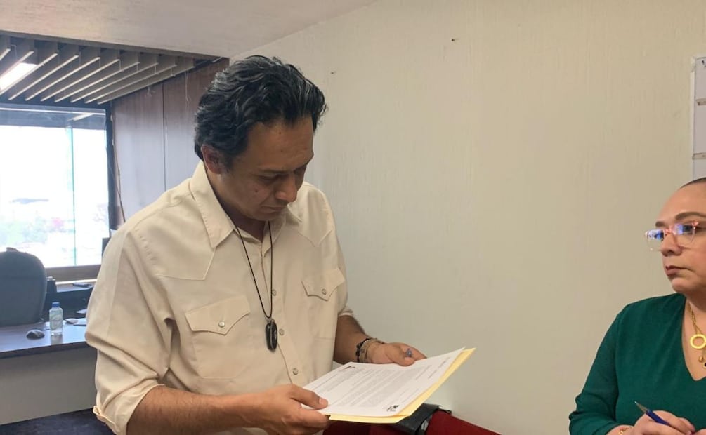 Representantes de la SEP entregan a Marx Arriaga notificación de despido como director general de Materiales Educativos (17/02/2026). Foto: Alberto González / EL UNIVERSAL