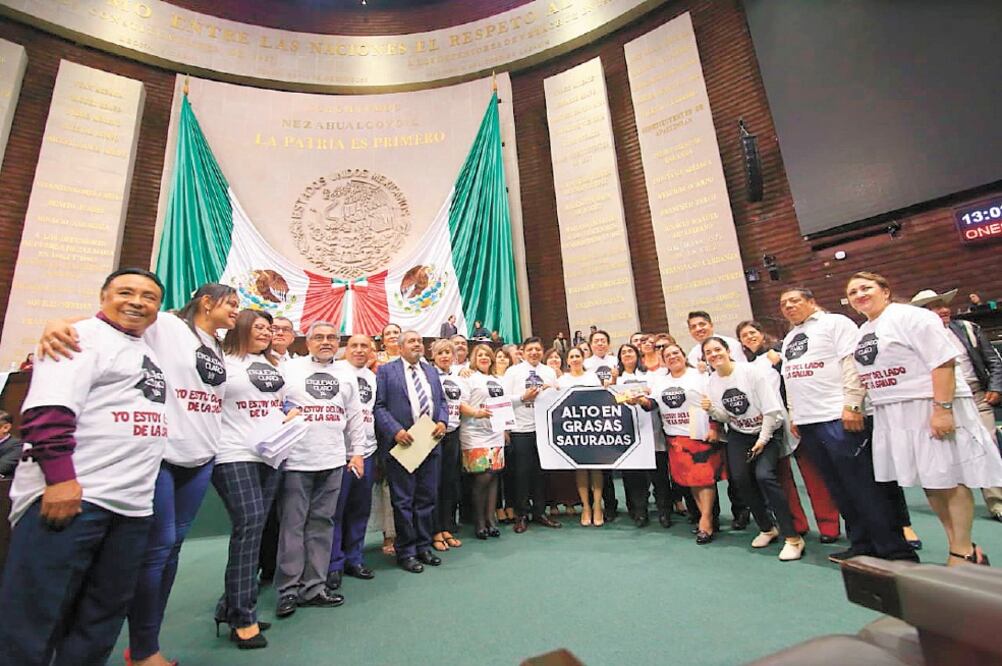 Durante la sesión de ayer en la Cámara de Diputados, algunos legisladores usaron playeras en las que se manifestaron a favor de un etiquetado claro en productos alimenticios. Foto: ESPECIAL