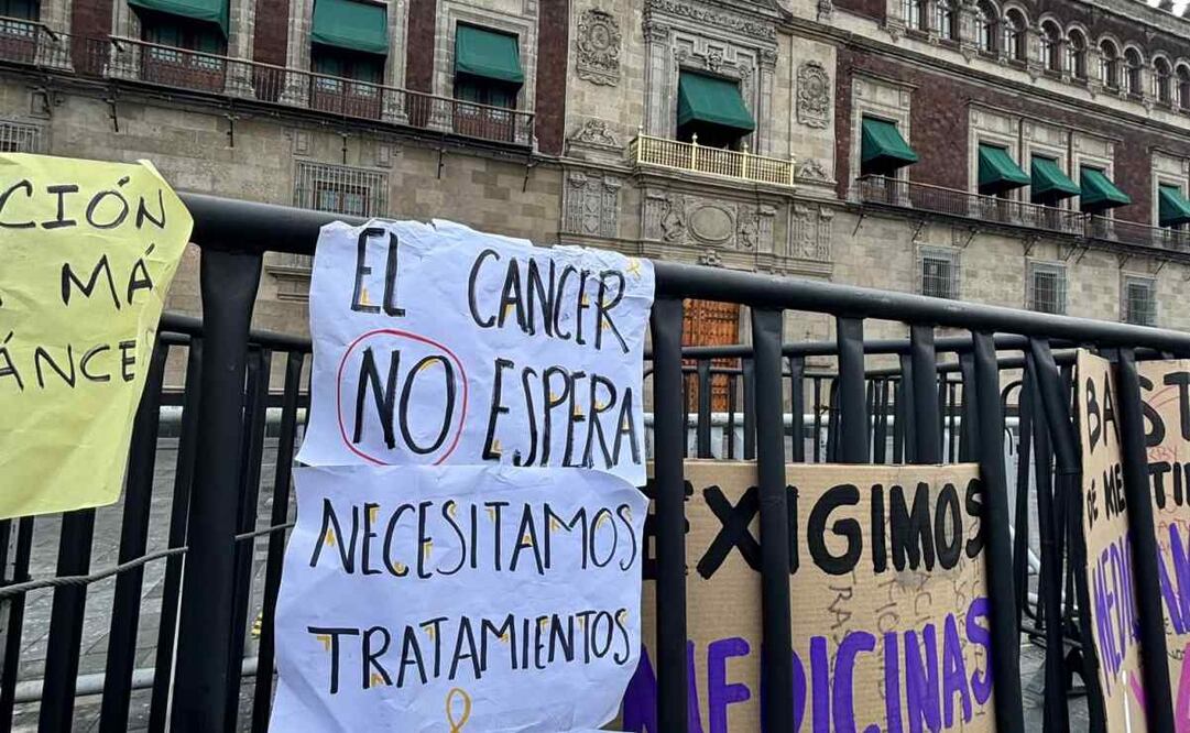 En los carteles también se leían las frases: “el cáncer NO espera”, “necesitamos tratamientos” y “exigimos salud de calidad”. Foto: X @NARIZROJAAC