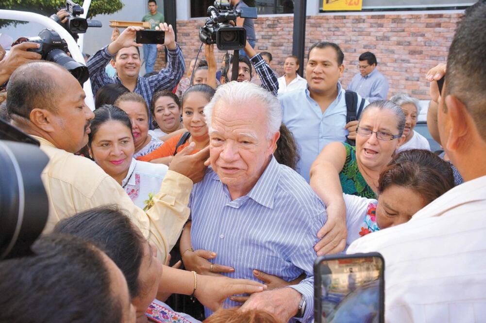 A su llegada a tierra tabasqueña, Andrés Granier recibió el apoyo de hombres y mujeres, a quienes aseguró que por ahora no piensa retomar sus actividades políticas, ya que lo único que desea es recuperar su vida. Foto: LUMA LÓPEZ. EL UNIVERSAL