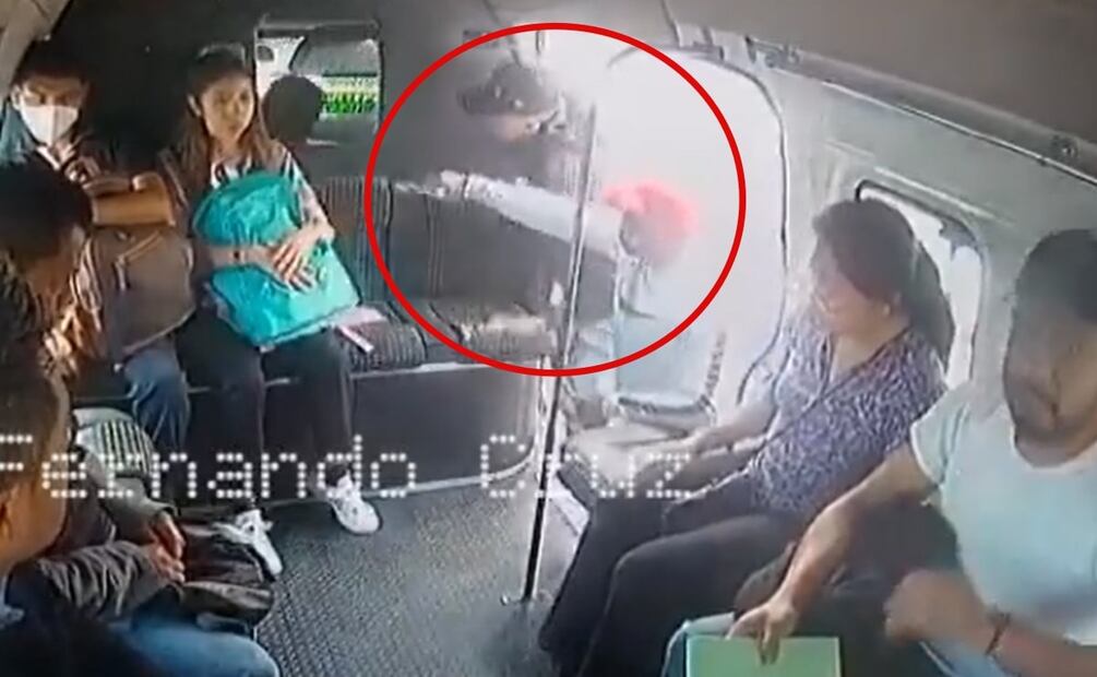 El asalto duró aproximadamente 46 segundos, teniendo una estrategia previa, uno se sube tranquilamente a arrebatar las pertenencias a los demás, mientras el otro los amedrenta. Foto: Captura de video
