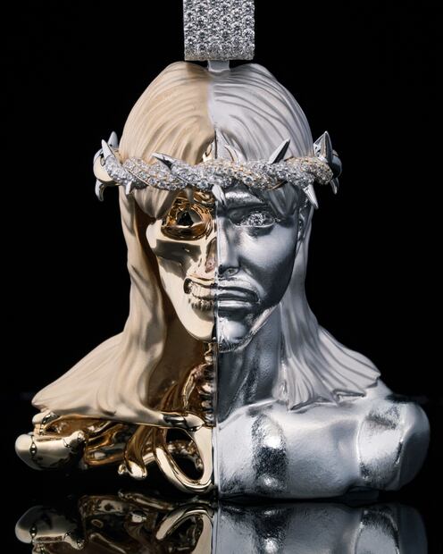 FOTO: La polémica cadena de Dominik Mysterio que recibió de manos de una casa joyera mexicana