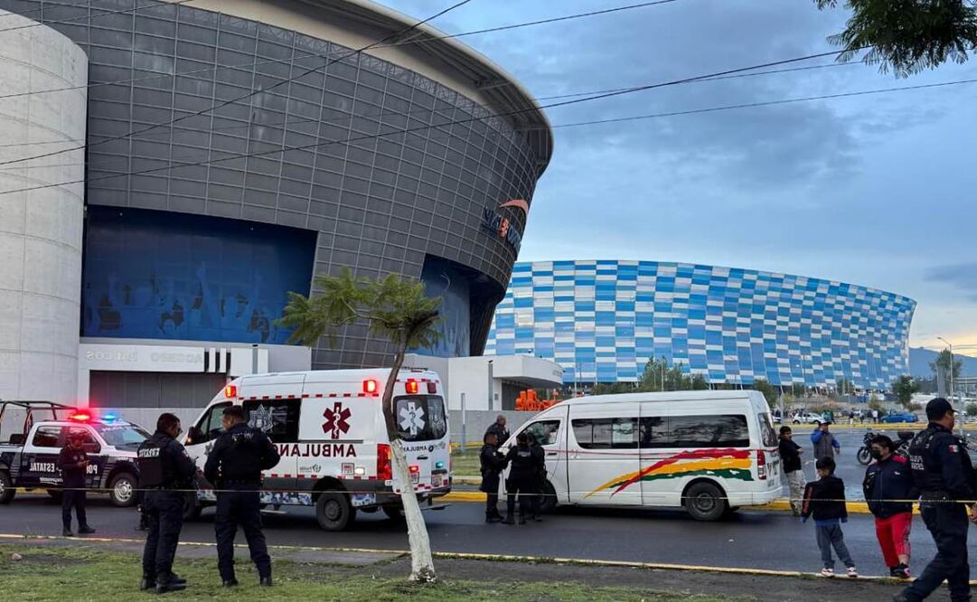 Enfrentamiento entre organizaciones ambulantes previo al inicio del partido de Futbol entre Puebla y Atletico de San Luis, deja una persona muerta y otra herida.  Fotografía Omar Contreras El Universal