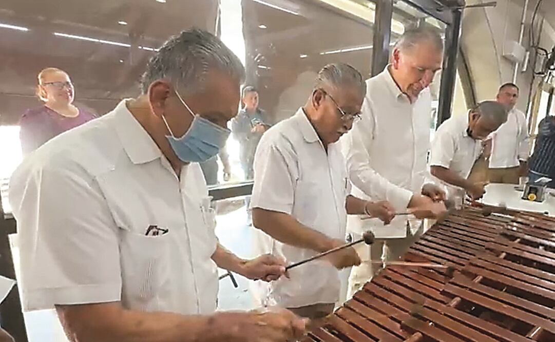 El secretario de Gobernación, Adán Augusto López, visitó Veracruz, el café La Parroquia y hasta tocó marimba durante una gira de trabajo por esa entidad. Foto: ESPECIAL
