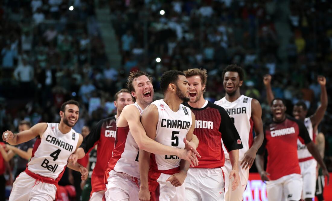 Los jugadores de Canadá celebran su tercer lugar. Foto: EFE