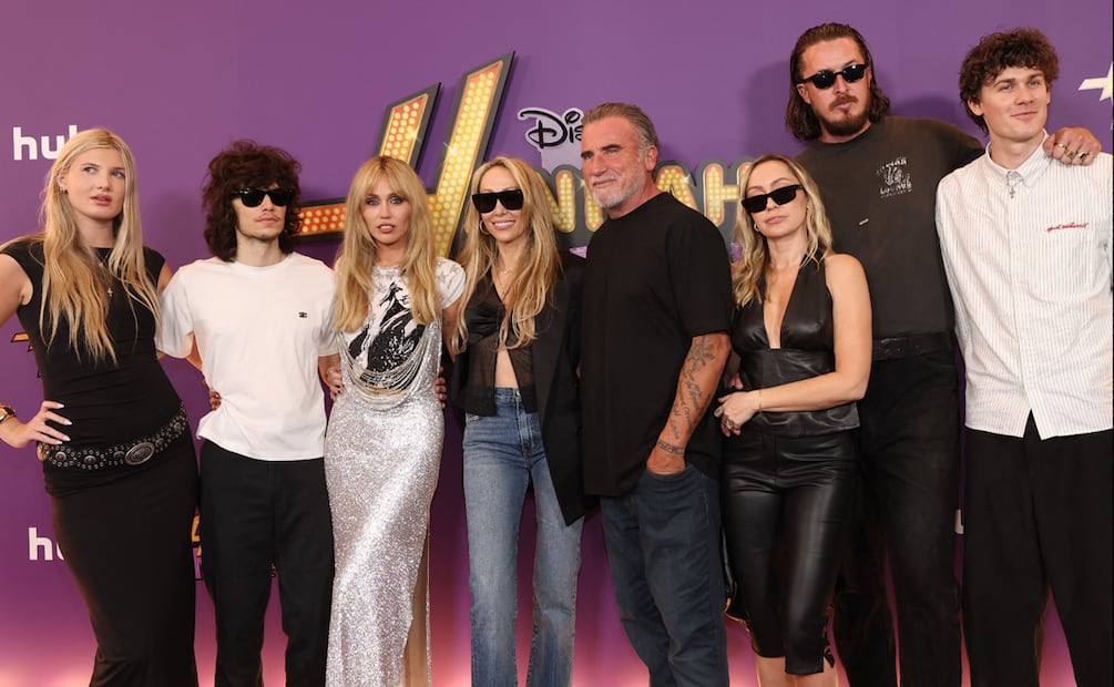 Lily-Rose Purcell, el músico Maxx Morando, la cantautora estadounidense Miley Cyrus, su madre, la productora estadounidense Tish Cyrus, el actor australiano Dominic Purcell, la actriz estadounidense Brandi Cyrus, Matt Southcombe y Joseph Purcell asistieron al estreno mundial del especial del 20º aniversario de "Hannah Montana" de Disney+.
Foto de VALERIE MACON / AFP.