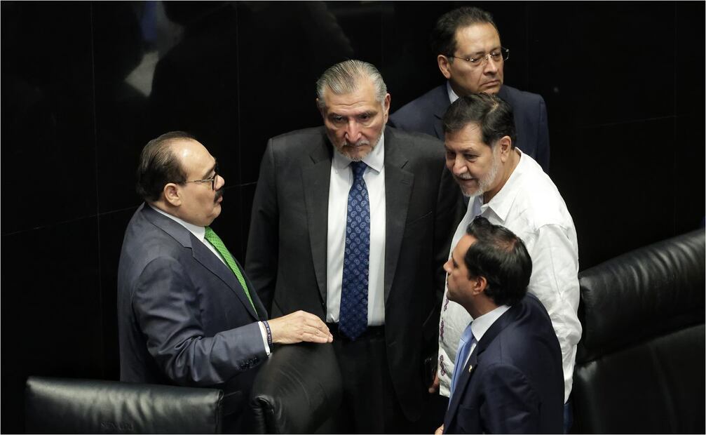 Manuel Velasco y Marko Cortés se saludan en sesión ordinaria en el Senado de la República donde se aprobara la convocatoria para la elección judicial del 2025. Foto: Fernanda Rojas/EL UNIVERSAL