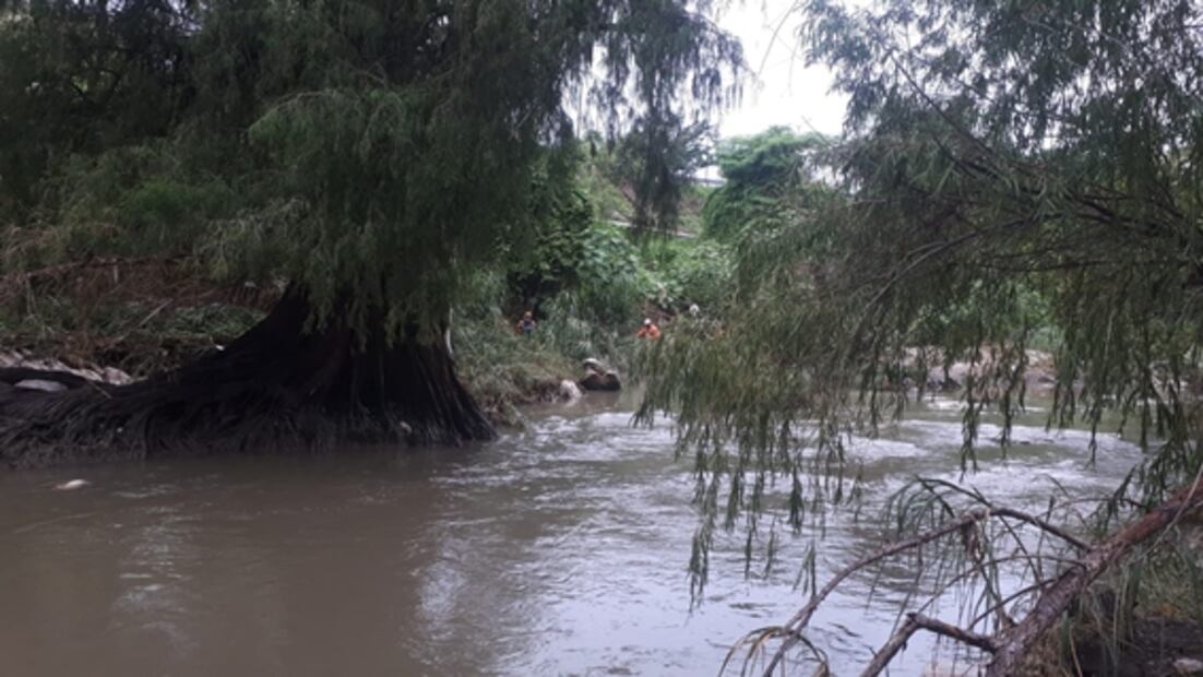 Buscan a dos personas que cayeron a una alcantarilla en Chiapas