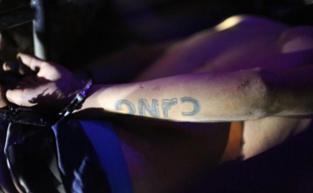 Detienen a menor con 2 bolsas de restos humanos y un arma cuando iba en una moto en Michoacán