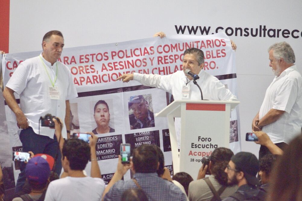 Familiares de desaparecidos y activistas acudieron al Foro de Escucha para la Pacificación del País, que estuvo encabezado por Alejandro Encinas (der.), quien será subsecretario de Derechos Humanos en el próximo sexenio (SALVADOR CISNEROS. EL UNIVERSAL)