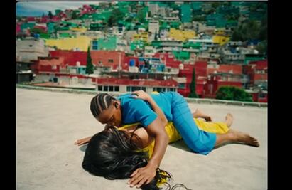 Britney Spears y Elton John visten video musical con las calles de Cuautepec