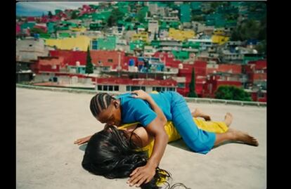 Britney Spears y Elton John visten video musical con las calles de Cuautepec