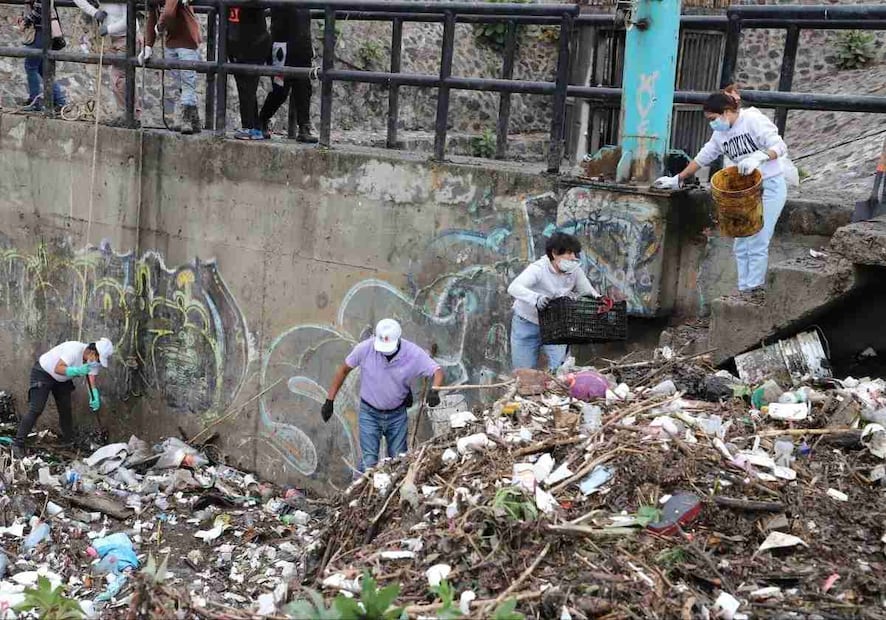 La basura y residuos que fueron arrastrados por la lluvia elevó el riesgo de desbordamiento de la presa. Foto: Especial