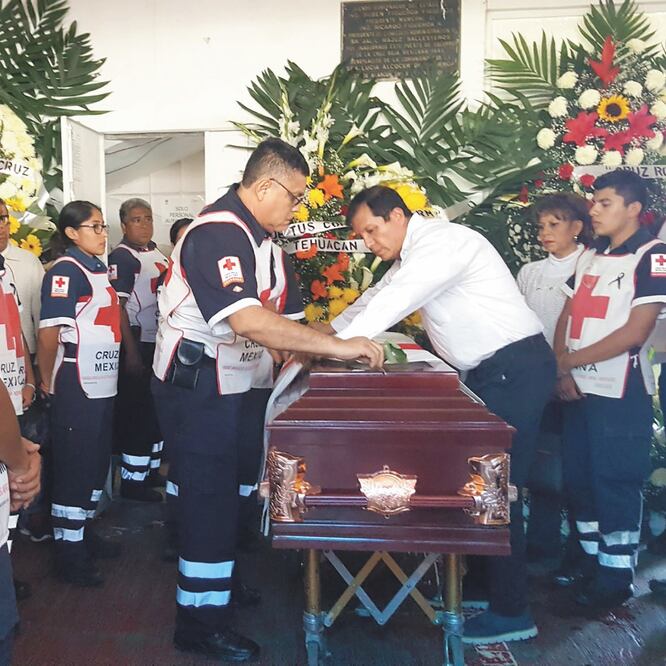 Familiares y colegas de Alejandro García Flores participaron en un homenaje al paramédico, quien murió cuando un comando atacó a brigadistas.