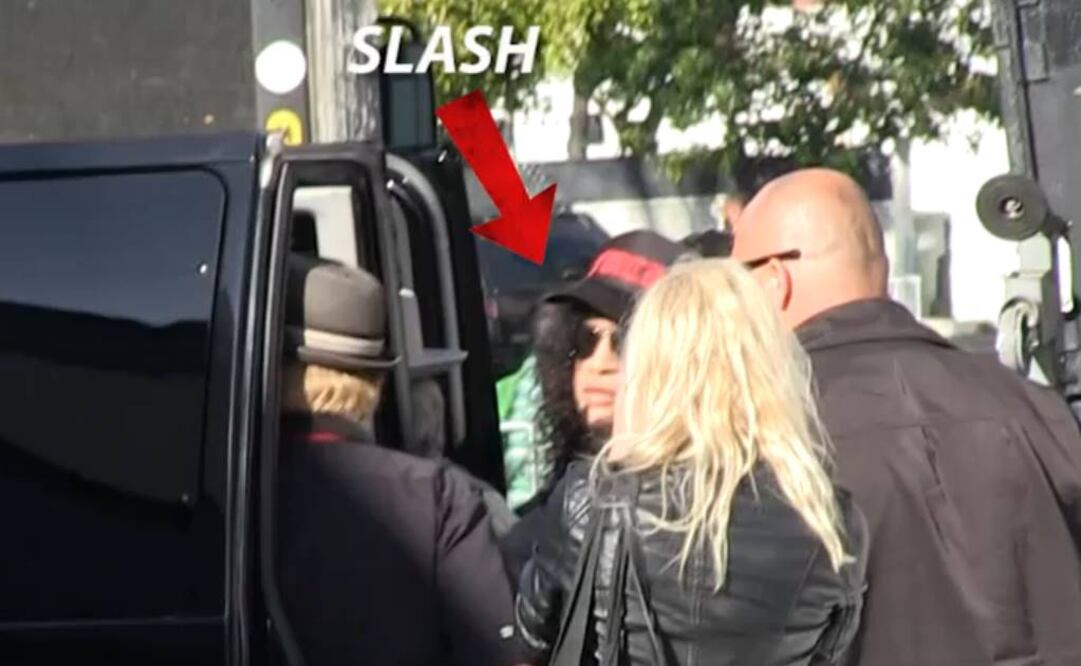 El guitarrista Slash arribando esta tarde al bar Troubadour de Los Ángeles. (FOTO: TMZ)