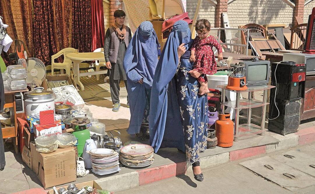 Mujeres en un mercado temporal de segunda mano en el barrio Chaman-e-Huzuri de Kabul en septiembre de 2021. Foto: Hoshang Hashimi/AFP
