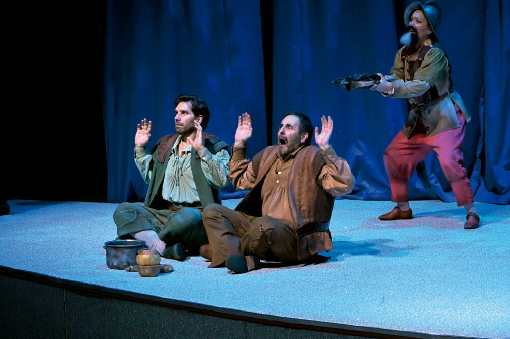 El montaje minimalista tiene pequeños elementos de producción. Foto: Mejorteatro