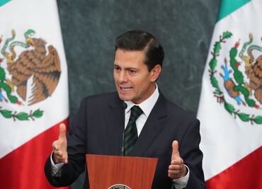 Peña Nieto cena en París con Macron