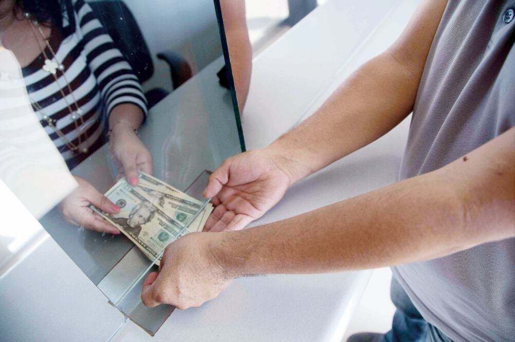 Los envíos de remesas mejoraron de enero a julio, porque se mandaron en promedio 306 dólares, lo que significó un aumento de 4.09%. (ARCHIVO EL UNIVERSAL)