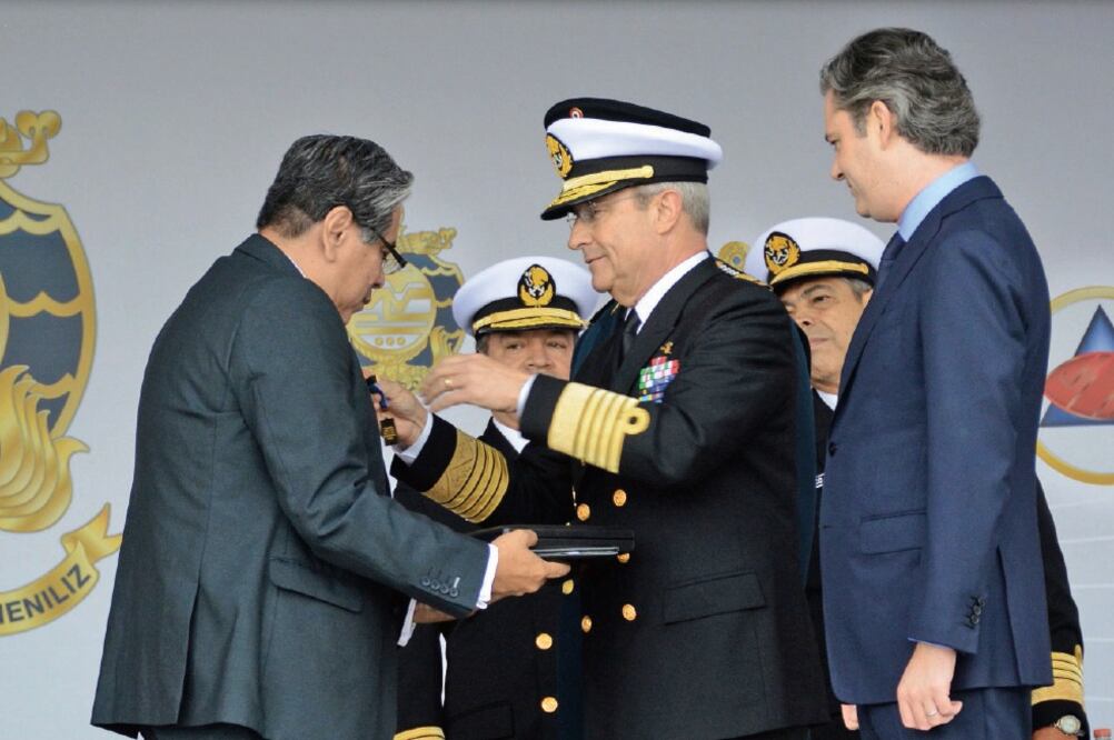 Vidal Francisco Soberón (centro) encabezó la ceremonia de graduación de los alumnos del Centro de Estudios Superiores Navales, acompañado de Aurelio Nuño, titular de la SEP (der.). (SEMAR)