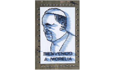 Michoacanos reciben al Papa con retrato viviente