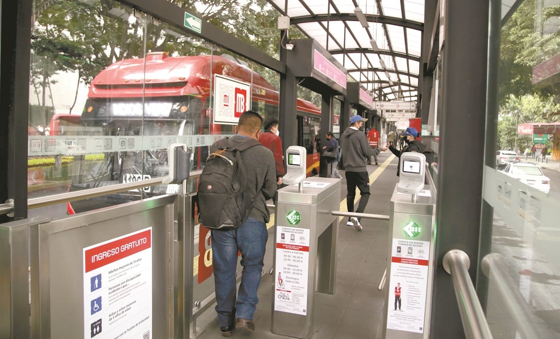 La implementación del código QR en el Metrobús plantea diversificar opciones del pago de peaje. Foto: ARCHIVO EL UNIVERSAL