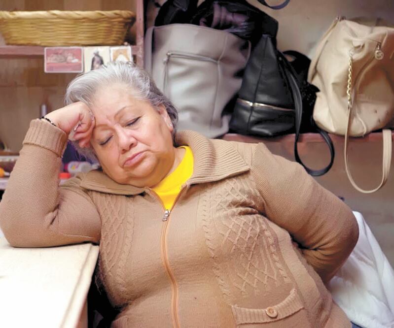 Doña Olga atiende los baños y da consejos a las ficheras. LAURA HERRERO