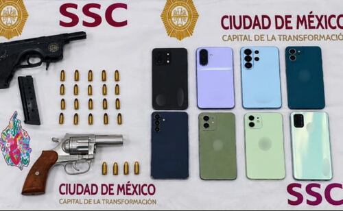 Entre los objetos asegurados están armas de fuego, cartuchos y dispositivos móviles. Foto: Especial