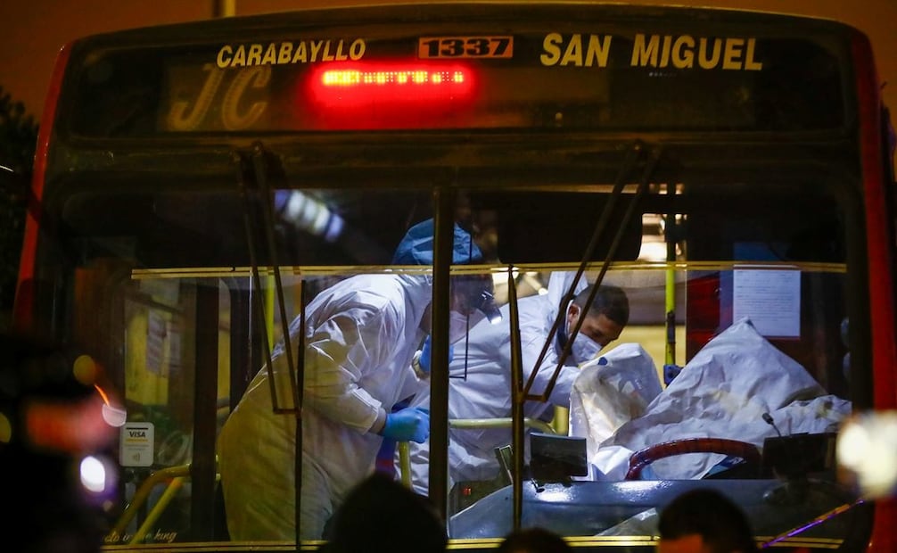 Las víctimas de los sicarios
El aumento de la criminalidad en Perú golpea con especial fuerza a los choferes del transporte público que sufren extorsiones y se arriesgan a ser víctimas de sicarios, cada vez con mayor frecuencia. La fotografía, el peritaje de un asesinato ocurrido en el distrito de Los Olivos en Lima, resume la violencia diaria que sufren los conductores. Foto: Fernando Sangama / El Comercio, Perú