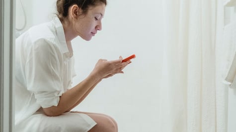 La razón por la que no deberías usar el celular en el baño, según estudio