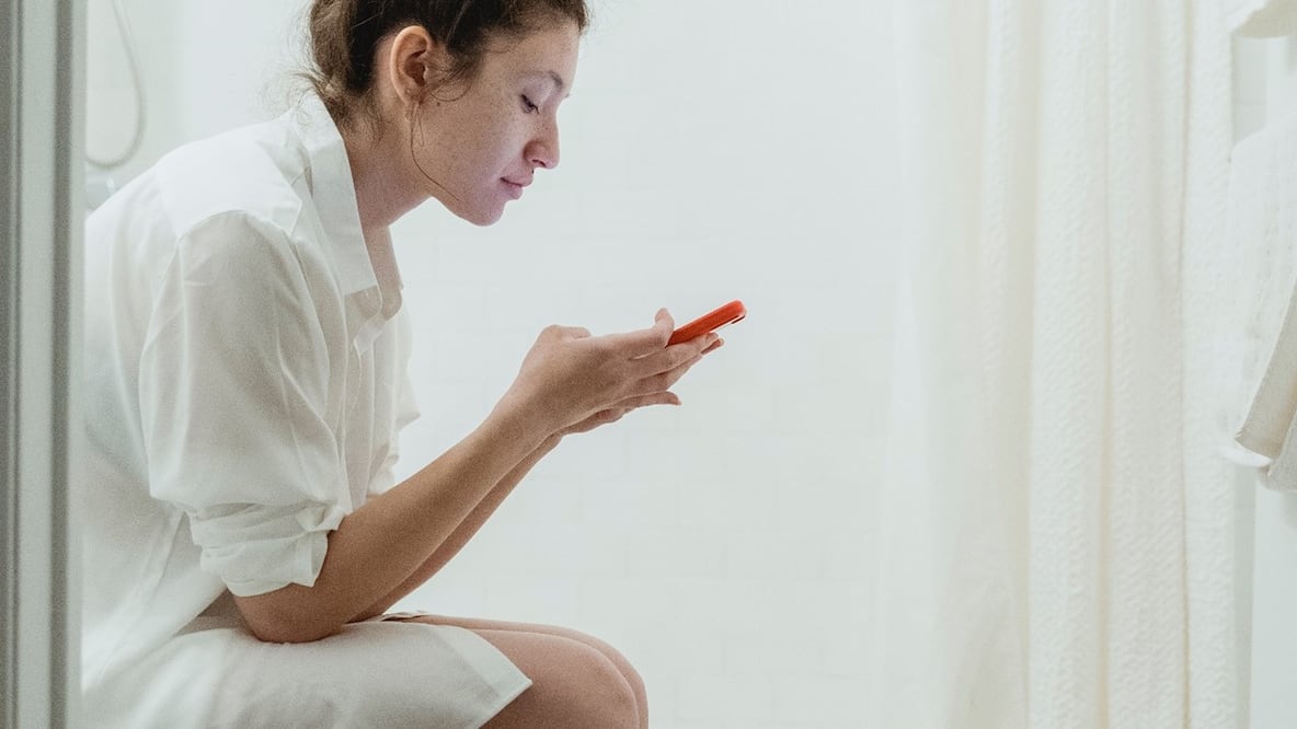 Usar el celular en el baño es una costumbre que muchas personas tienen, pero es una mala idea. Foto: Pexels