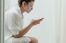 La razón por la que no deberías usar el celular en el baño, según estudio