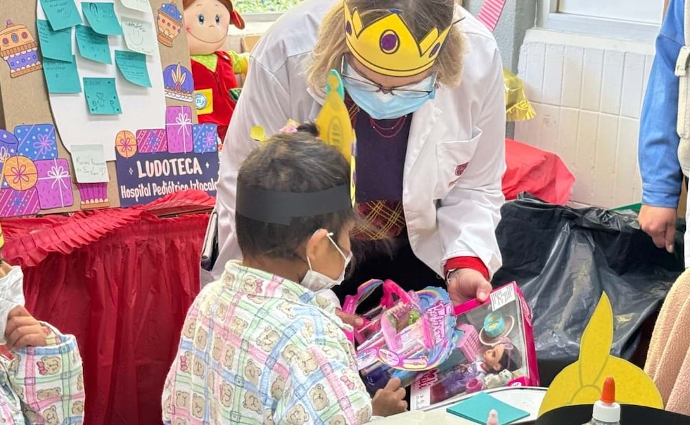 Reyes Magos llevan regalos a niñas y niños de hospitales pediátricos de CDMX.
Foto: Especial.