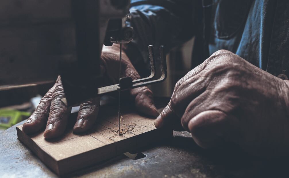 El artista comenta que la gente quiere adquirir cosas baratas y rápido, pero sin la calidad de lo hecho a mano. Fotos de Gabriel Pano. El Universal