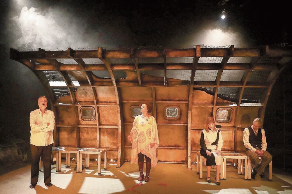 Los actores Arturo Ríos, Muriel Ricard y Bárbara Eibenschutz protagonizan el montaje que aborda la vida de los veteranos mexicanos de guerra. / DIEGO SIMÓN SÁNCHEZ. EL UNIVERSAL