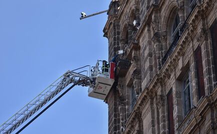 FOTOS: Así se vivió el momento de tensión de un hombre trepado en el Palacio del Ayuntamiento en CDMX