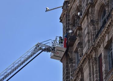 FOTOS: Así se vivió el momento de tensión de un hombre trepado en el Palacio del Ayuntamiento en CDMX