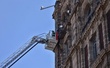 FOTOS: Así se vivió el momento de tensión de un hombre trepado en el Palacio del Ayuntamiento en CDMX