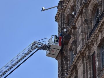 FOTOS: Así se vivió el momento de tensión de un hombre trepado en el Palacio del Ayuntamiento en CDMX