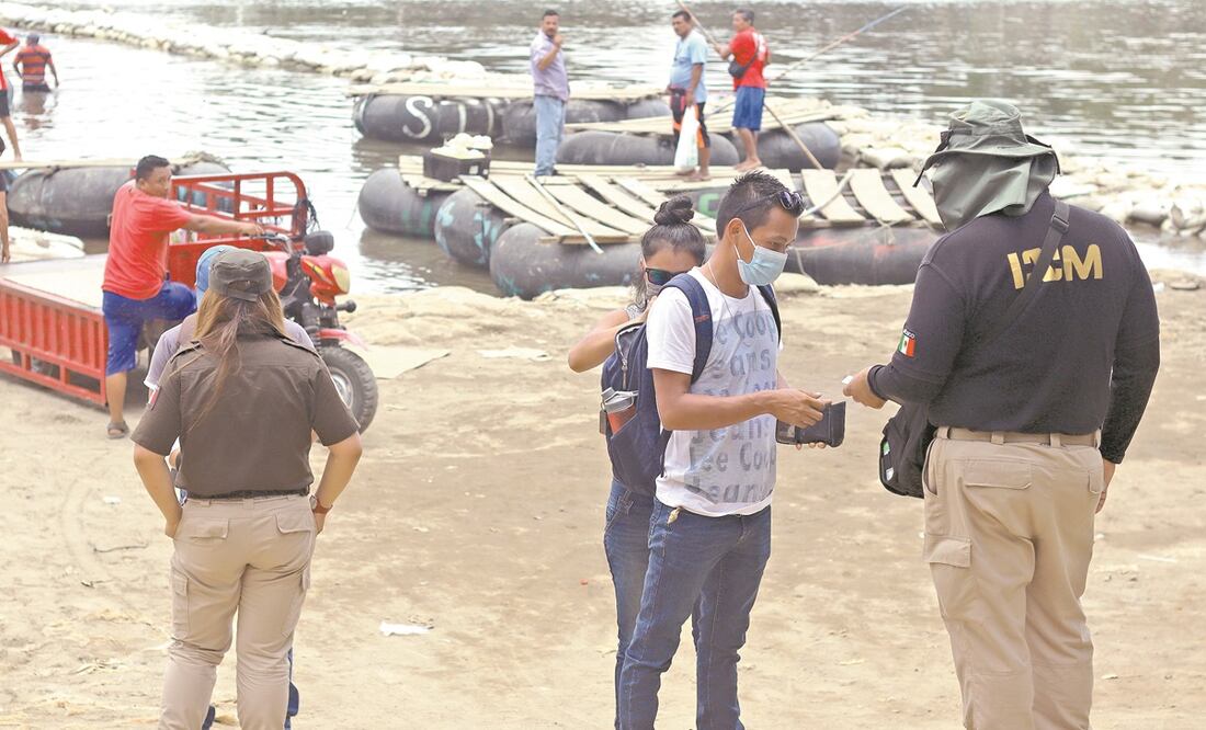 En el río Suchiate, personal de Migración pedía al azar los documentos de las personas que cruzaban hacia México. Foto: MARÍA DE JESÚS PETERS. EL UNIVERSAL
