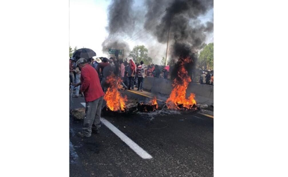 Pobladores de Hidalgo bloquean carretera México-Tampico por falta de agua