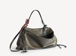 Cuánto cuesta el bolso Balenciaga manchado y deshilachado