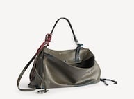 Cuánto cuesta el bolso Balenciaga manchado y deshilachado
