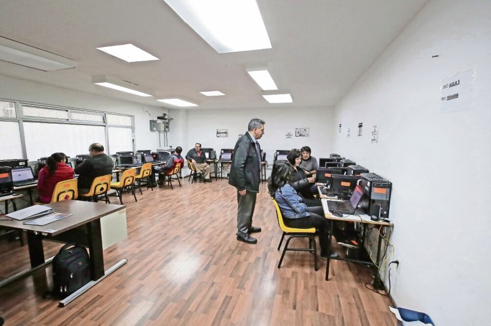 En el Centro de Desarrollo Informático 'Arturo Rosenblueth', en la avenida Politécnico Nacional, sólo 45 de los 120 que se esperaban se presentaron para realizar la prueba. (FOTO: ALEJANDRO ACOSTA. EL UNIVERSAL)