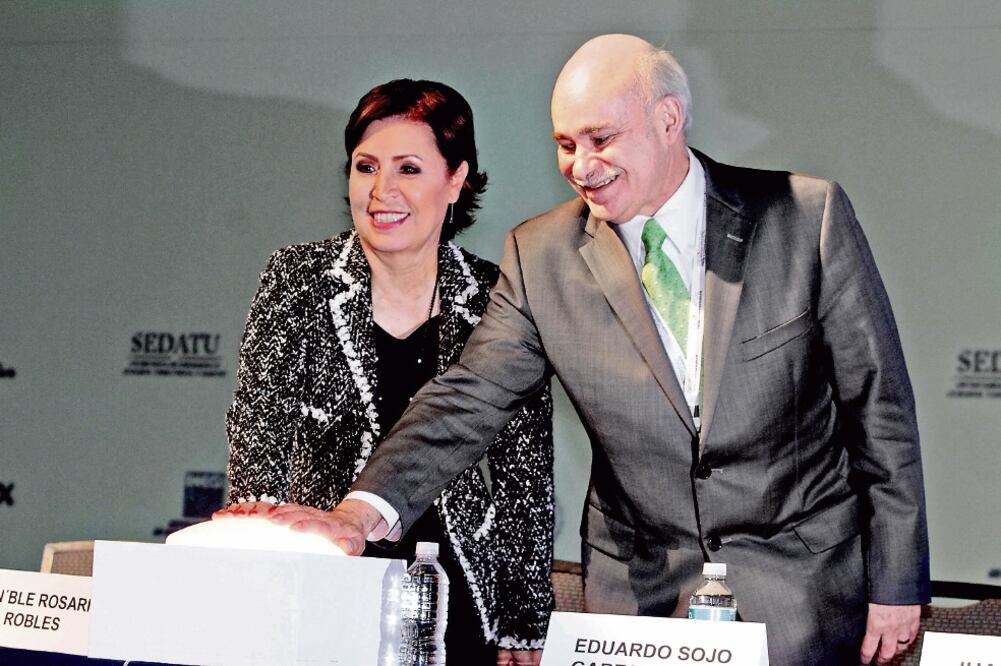 Rosario Robles, titular de la Sedatu, y Eduardo Sojo, del Inegi, ayer durante el Foro Latinoamericano de Información Geoespacial 2015 (JAVIER LIRA. NOTIMEX)