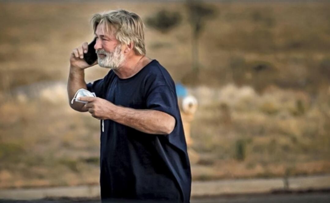 La fiscal no sólo señala directamente a Baldwin por disparar el revólver Colt .45 que cegó la vida de Hutchins y por ser indiferente en el set, sino por dar versiones contradictorias sobre la tragedia en entrevistas.